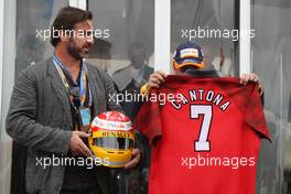 21.06.2009 Silverstone, England,  Eric Cantona (FRA), former french football player with Fernando Alonso (ESP), Renault F1 Team - Formula 1 World Championship, Rd 8, British Grand Prix, Sunday