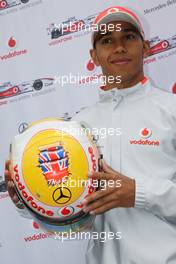 18.06.2009 Silverstone, England,  Lewis Hamilton (GBR), McLaren Mercedes and his new helmet for the British Grand Prix - Formula 1 World Championship, Rd 8, British Grand Prix, Thursday