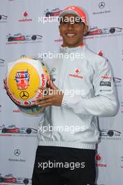 18.06.2009 Silverstone, England,  Lewis Hamilton (GBR), McLaren Mercedes and his new helmet for the British Grand Prix - Formula 1 World Championship, Rd 8, British Grand Prix, Thursday