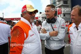 12.07.2009 Nürburg, Germany,  Vijay Mallya (IND) Force India F1 Team Owner and Martin Whitmarsh (GBR), McLaren, Chief Executive Officer - Formula 1 World Championship, Rd 9, German Grand Prix, Sunday Pre-Race Grid