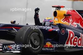 12.07.2009 Nürburg, Germany,  Mark Webber (AUS), Red Bull Racing wveing to the fans - Formula 1 World Championship, Rd 9, German Grand Prix, Sunday Race
