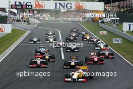 26.07.2009 Budapest, Hungary,  Start of the race / Fernando Alonso (ESP), Renault F1 Team in the lead - Formula 1 World Championship, Rd 10, Hungarian Grand Prix, Sunday Race