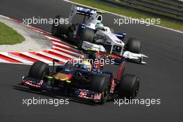 26.07.2009 Budapest, Hungary,  Sébastien Buemi (SUI), Scuderia Toro Rosso in front of Nick Heidfeld (GER), BMW Sauber F1 Team - Formula 1 World Championship, Rd 10, Hungarian Grand Prix, Sunday Race