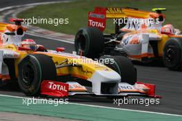 26.07.2009 Budapest, Hungary,  Fernando Alonso (ESP), Renault F1 Team just before he lost his wheel  - Formula 1 World Championship, Rd 10, Hungarian Grand Prix, Sunday Race