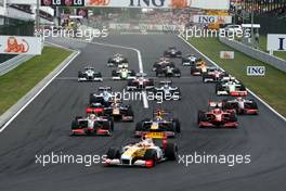 26.07.2009 Budapest, Hungary,  Start of the race / Fernando Alonso (ESP), Renault F1 Team in the lead - Formula 1 World Championship, Rd 10, Hungarian Grand Prix, Sunday Race