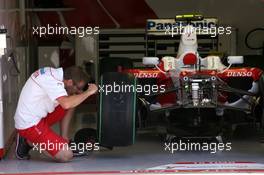 23.07.2009 Budapest, Hungary,  Toyota F1 Team mechanic - Formula 1 World Championship, Rd 10, Hungarian Grand Prix, Thursday
