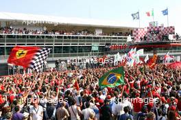 13.09.2009 Monza, Italy,  The crowd watch the podium  - Formula 1 World Championship, Rd 13, Italian Grand Prix, Sunday Podium