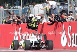 13.09.2009 Monza, Italy,  Rubens Barrichello (BRA), Brawn GP takes the win in front of the team - Formula 1 World Championship, Rd 13, Italian Grand Prix, Sunday Race