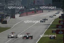 13.09.2009 Monza, Italy,  Fernando Alonso (ESP), Renault F1 Team and Heikki Kovalainen (FIN), McLaren Mercedes  - Formula 1 World Championship, Rd 13, Italian Grand Prix, Sunday Race