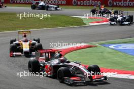 13.09.2009 Monza, Italy,  Heikki Kovalainen (FIN), McLaren Mercedes, MP4-24, Fernando Alonso (ESP), Renault F1 Team, R29 - Formula 1 World Championship, Rd 13, Italian Grand Prix, Sunday Race