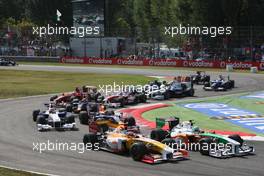 13.09.2009 Monza, Italy,  Fernando Alonso (ESP), Renault F1 Team, Vitantonio Liuzzi (ITA), Force India F1 Team - Formula 1 World Championship, Rd 13, Italian Grand Prix, Sunday Race