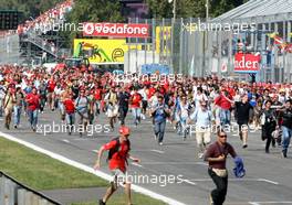 13.09.2009 Monza, Italy,  The crowd run on the circuit - Formula 1 World Championship, Rd 13, Italian Grand Prix, Sunday Race