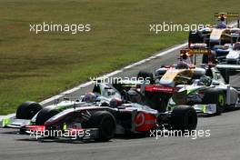 13.09.2009 Monza, Italy,  Start of the race, Rubens Barrichello (BRA), Brawn GP and Heikki Kovalainen (FIN), McLaren Mercedes  - Formula 1 World Championship, Rd 13, Italian Grand Prix, Sunday Race