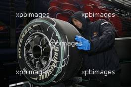 12.09.2009 Monza, Italy,  Scuderia Toro Rosso mechanic - Formula 1 World Championship, Rd 13, Italian Grand Prix, Saturday