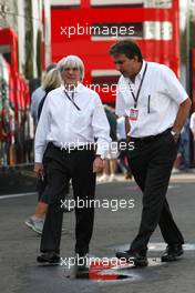 13.09.2009 Monza, Italy,  Bernie Ecclestone (GBR), Pasquale Lattuneddu (ITA), FOM, Formula One Management - Formula 1 World Championship, Rd 13, Italian Grand Prix, Sunday