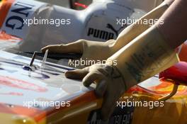 17.03.2009 Jerez, Spain,  Renault F1 Team, R29, KERS gloves  - Formula 1 Testing, Jerez