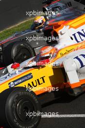 17.03.2009 Jerez, Spain,  Nelson Piquet Jr (BRA), Renault F1 Team, R29, Lewis Hamilton (GBR), McLaren Mercedes, MP4-24 - Formula 1 Testing, Jerez