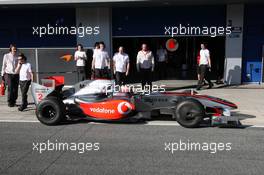 18.03.2009 Jerez, Spain,  Heikki Kovalainen (FIN), McLaren Mercedes, MP4-24 as the team look on - Formula 1 Testing, Jerez