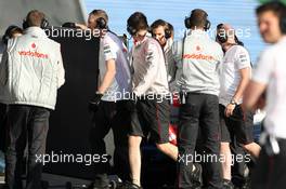 18.03.2009 Jerez, Spain,  Heikki Kovalainen (FIN), McLaren Mercedes, MP4-24, and the team surround the car - Formula 1 Testing, Jerez