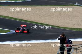 18.03.2009 Jerez, Spain,  Fans watch Heikki Kovalainen (FIN), McLaren Mercedes, MP4-24 - Formula 1 Testing, Jerez