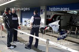 03.12.2009 Jerez, Spain,  Robert Kubica (POL), talk with BMW Sauber F1 Team members - Formula 1 Testing, Jerez