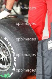 02.10.2009 Suzuka, Japan,  badly worn Bridgestone tyre of Kimi Raikkonen (FIN), Räikkönen, Scuderia Ferrari - Formula 1 World Championship, Rd 15, Japanese Grand Prix, Friday
