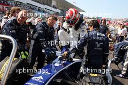 04.10.2009 Suzuka, Japan,  Kazuki Nakajima (JPN), Williams F1 Team - Formula 1 World Championship, Rd 15, Japanese Grand Prix, Sunday Pre-Race Grid