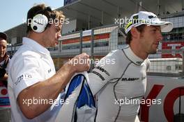04.10.2009 Suzuka, Japan,  Jenson Button (GBR), BrawnGP, puts on his cooling jcket - Formula 1 World Championship, Rd 15, Japanese Grand Prix, Sunday Pre-Race Grid