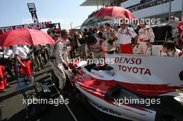 04.10.2009 Suzuka, Japan,  Jarno Trulli (ITA), Toyota F1 Team  - Formula 1 World Championship, Rd 15, Japanese Grand Prix, Sunday Pre-Race Grid