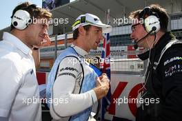 04.10.2009 Suzuka, Japan,  Jenson Button (GBR), BrawnGP, Andrew Shovlin (GBR), Brawn GP, Senior Race Engineer to Jenson Button (GBR) - Formula 1 World Championship, Rd 15, Japanese Grand Prix, Sunday Pre-Race Grid