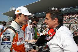 04.10.2009 Suzuka, Japan,  Vitantonio Liuzzi (ITA), Force India F1 Team talks with Enrico Zanarini (ITA), Manager of Giancarlo Fisichella (ITA) - Formula 1 World Championship, Rd 15, Japanese Grand Prix, Sunday Pre-Race Grid