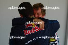 04.10.2009 Suzuka, Japan,  1st place race winner Sebastian Vettel (GER), Red Bull Racing hugs Guillaume Rocquelin, Red Bull Racing Race Engineer of Sebastian Vettel - Formula 1 World Championship, Rd 15, Japanese Grand Prix, Sunday Podium