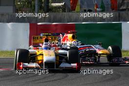 04.10.2009 Suzuka, Japan,  Romain Grosjean (FRA), Renault F1 Team, Mark Webber (AUS), Red Bull Racing- Formula 1 World Championship, Rd 15, Japanese Grand Prix, Sunday Race