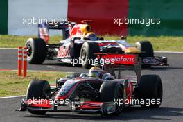 04.10.2009 Suzuka, Japan,  Lewis Hamilton (GBR), McLaren Mercedes leads Mark Webber (AUS), Red Bull Racing- Formula 1 World Championship, Rd 15, Japanese Grand Prix, Sunday Race