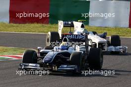 04.10.2009 Suzuka, Japan,  Nico Rosberg (GER), WilliamsF1 Team leads Nick Heidfeld (GER), BMW Sauber F1 Team - Formula 1 World Championship, Rd 15, Japanese Grand Prix, Sunday Race