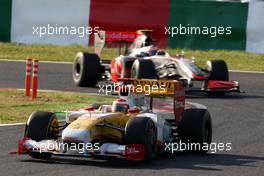 04.10.2009 Suzuka, Japan,  Fernando Alonso (ESP), Renault F1 Team leads Heikki Kovalainen (FIN), McLaren Mercedes- Formula 1 World Championship, Rd 15, Japanese Grand Prix, Sunday Race