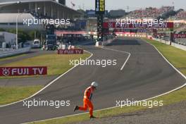 04.10.2009 Suzuka, Japan,  Marshal running on the track - Formula 1 World Championship, Rd 15, Japanese Grand Prix, Sunday Race