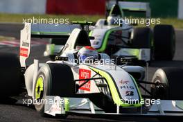 04.10.2009 Suzuka, Japan,  Rubens Barrichello (BRA), BrawnGP leads Jenson Button (GBR), BrawnGP - Formula 1 World Championship, Rd 15, Japanese Grand Prix, Sunday Race