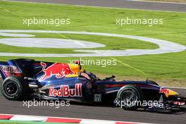 04.10.2009 Suzuka, Japan,  Mark Webber (AUS), Red Bull Racing with a lose headrest - Formula 1 World Championship, Rd 15, Japanese Grand Prix, Sunday Race