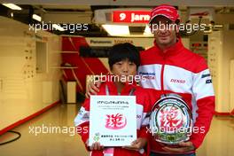 03.10.2009 Suzuka, Japan,  Jarno Trulli (ITA), Toyota Racing with Mitsuki Inoue who won a competition to design a helmet - Formula 1 World Championship, Rd 15, Japanese Grand Prix, Saturday