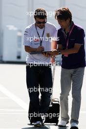 04.10.2009 Suzuka, Japan,  Fernando Alonso (ESP), Renault F1 Team signs an autograph - Formula 1 World Championship, Rd 15, Japanese Grand Prix, Sunday