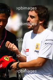 04.10.2009 Suzuka, Japan,  Fernando Alonso (ESP), Renault F1 Team with a Ferrrari Base ball cap - Formula 1 World Championship, Rd 15, Japanese Grand Prix, Sunday