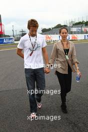 01.10.2009 Suzuka, Japan,  Jenson Button (GBR), Brawn GP with Jessica Michibata (JPN), girlfriend of Jenson Button (GBR) - Formula 1 World Championship, Rd 15, Japanese Grand Prix, Thursday