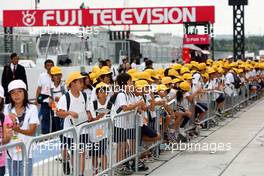 01.10.2009 Suzuka, Japan,  Children in the pitlane - Formula 1 World Championship, Rd 15, Japanese Grand Prix, Thursday