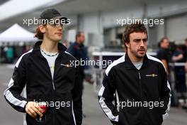01.10.2009 Suzuka, Japan,  Romain Grosjean (FRA), Renault F1 Team, Fernando Alonso (ESP), Renault F1 Team - Formula 1 World Championship, Rd 15, Japanese Grand Prix, Thursday