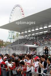 01.10.2009 Suzuka, Japan,  Fans in the pitlane - Formula 1 World Championship, Rd 15, Japanese Grand Prix, Thursday