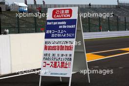 01.10.2009 Suzuka, Japan,  Sign in pitlane - Formula 1 World Championship, Rd 15, Japanese Grand Prix, Thursday