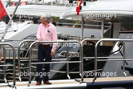 22.05.2009 Monte Carlo, Monaco,  Bernie Ecclestone (GBR) going onto the FOTA meeting on the boat of Flavio Briatore (ITA), Renault F1 Team, Team Chief, Managing Director (Force Blue) - Formula 1 World Championship, Rd 6, Monaco Grand Prix, Friday