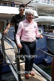 22.05.2009 Monte Carlo, Monaco,  Bernie Ecclestone (GBR) leave the FOTA meeting on the boat of Flavio Briatore (ITA), Renault F1 Team, Team Chief, Managing Director (Force Blue) - Formula 1 World Championship, Rd 6, Monaco Grand Prix, Friday