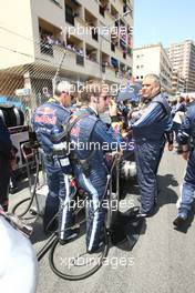 24.05.2009 Monte Carlo, Monaco,  Red Bull Mechanics hiding the back of the Red Bull car - Formula 1 World Championship, Rd 6, Monaco Grand Prix, Sunday Pre-Race Grid